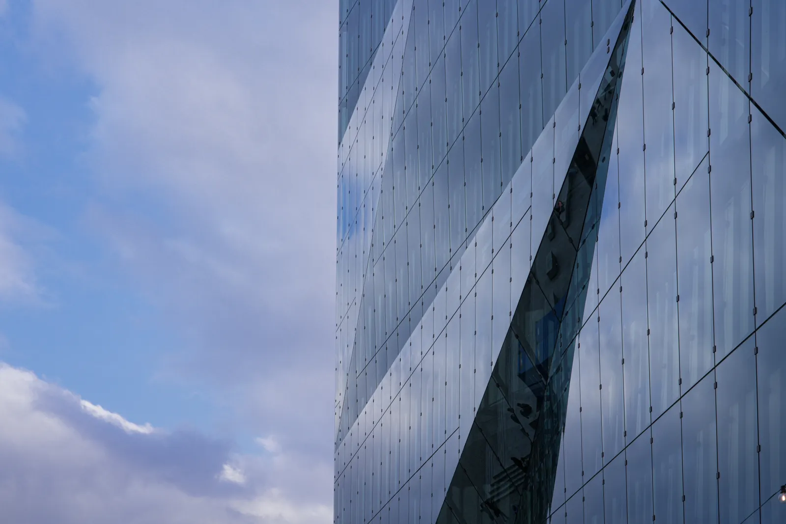 Fachada geométrica de un edificio corporativo contemporáneo
